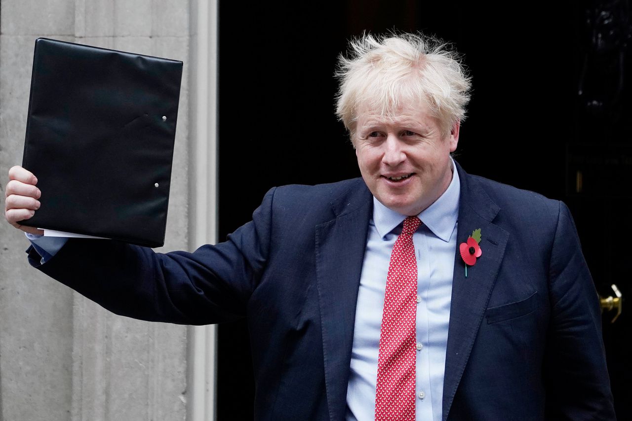 Premier Boris Johnson dinsdagmorgen, vanuit 10 Downing Street op weg naar het parlementsdebat over verkiezingen in december.
