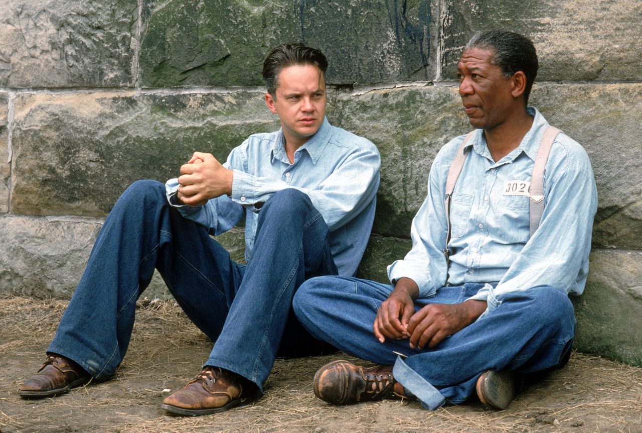 ‘Verse vis’ Andy (Tim Robbins, links) en smokkelkoning Red (Morgan Freeman) sluiten vriendschap in de gevangenis, in ‘The Shawshank Redemption’.