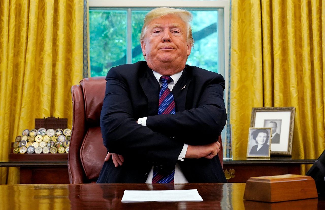 Donald Trump achter zijn bureau nadat hij op 27 augustus een nieuw handelsakkoord met Mexico bekend heeft gemaakt.