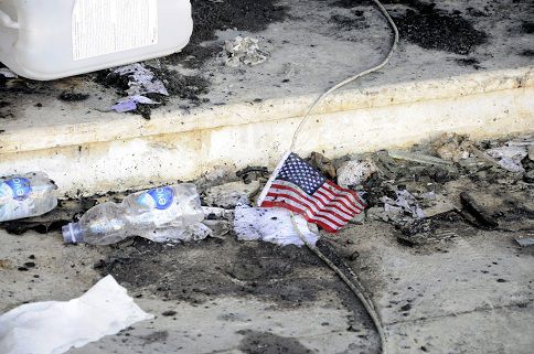 Een Amerikaanse vlag bij het consulaat in Benghazi, een dag na de aanval.