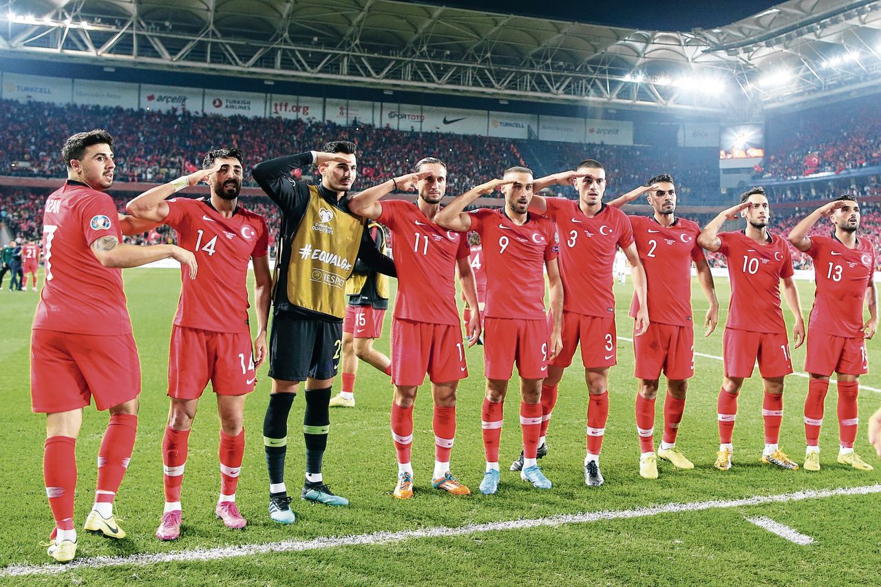 Deze militaire groet van de Turkse ploeg, in de wedstrijd tegen Albanië, leverde problemen op in Duitsland.