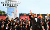 Acteur Toni Servillo is op het filmfestival van Venetië voor zijn nieuwe film ‘La grazia’. De nostalgische potentiële publiekslieveling opent woensdagavond het festival.   