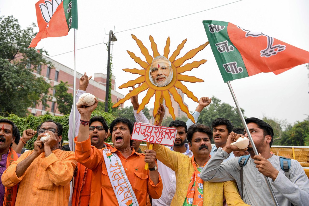 Aanhangers van de BJP vierden donderdag de overwinning in New Delhi.