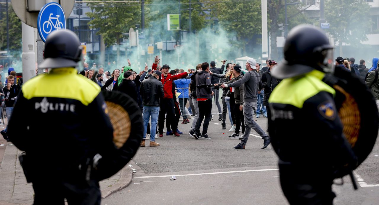 Boze fans confronteren de ME op het Hofplein in Rotterdam.