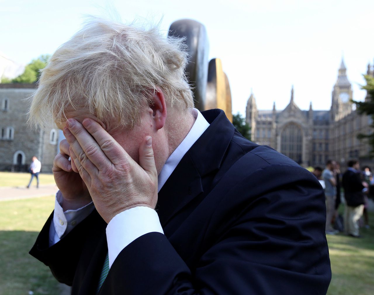 Boris Johnson belt bijna 20 minuten met ‘neppremier’ Armenië 