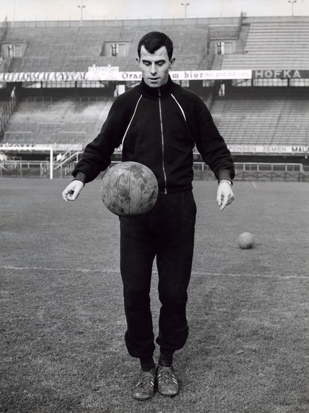 Coen Moulijn voetballer van Feyenoord en het Nederlands elftal, houdt een balletje hoog in een lege Kuip, Rotterdam, Nederland 1960.