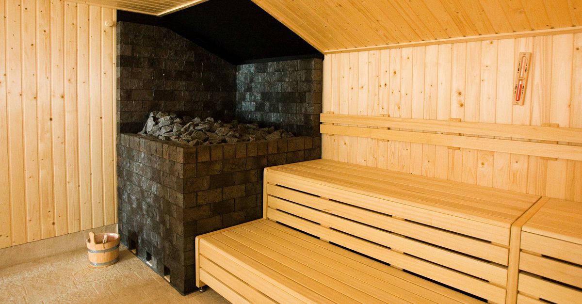 De man die in 2018 video's online zette waarop zeven speelsters van het Nederlandse handbalteam naakt te zien zijn, is veroordeeld tot een taakstraf van tachtig uur. .