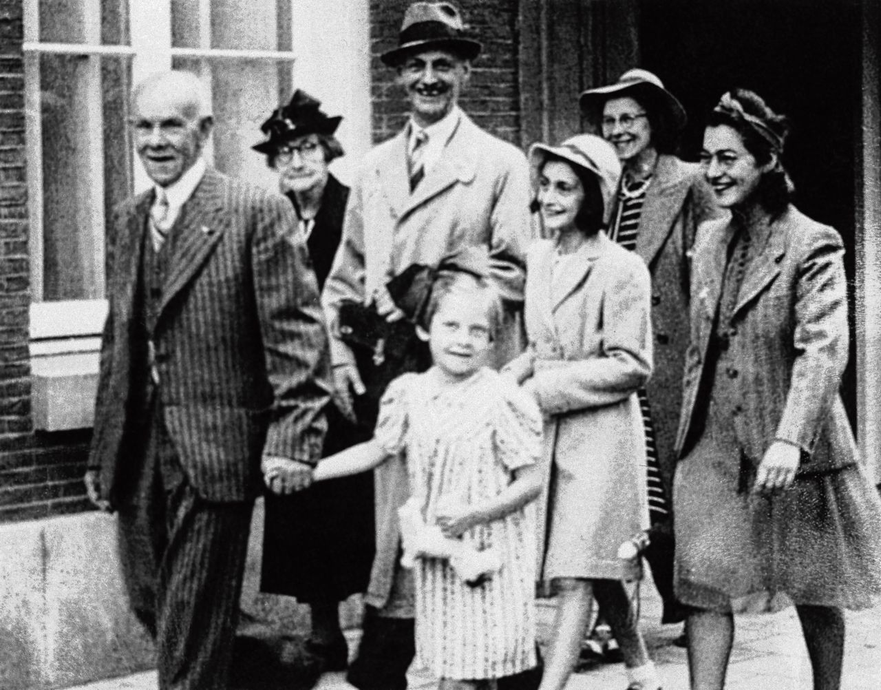 Anne Frank en haar vader Otto (midden) op weg naar de bruiloft van vrienden Miep en Jan Gies, juli 1941 in Amsterdam.