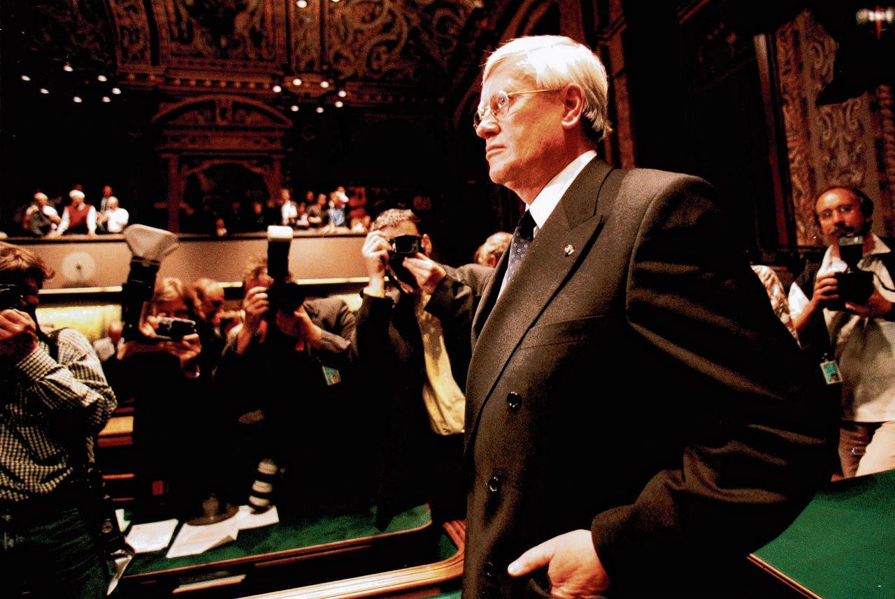 VVD-senator Hans Wiegel in de nacht waarin hij in de Eerste Kamer het referendum tegenhield.