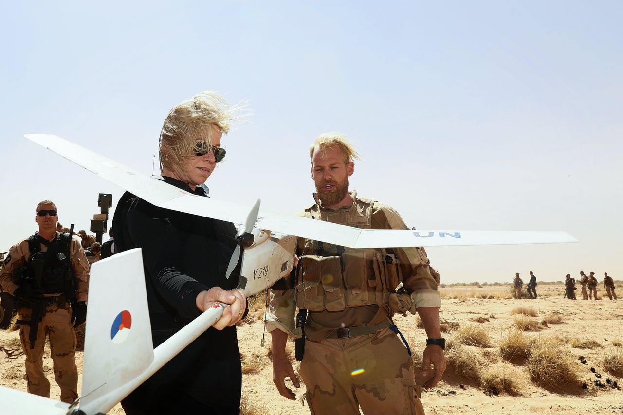 Minister van Defensie Jeanine Hennis-Plasschaert tijdens een bezoek in februari dit jaar aan de Nederlandse troepen in Mali.