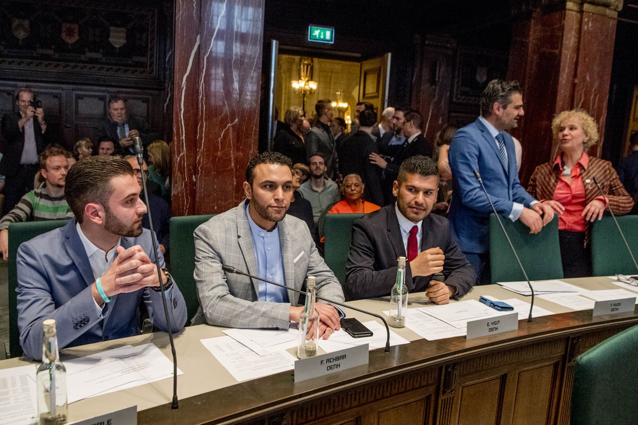 (VLNR) Stephan van Baarle, Faouzi Achbar, Enes Yigit en Tunahan Kuzu van DENK tijdens de installatie van de Rotterdamse gemeenteraad na de gemeenteraadsverkiezingen van 21 maart.