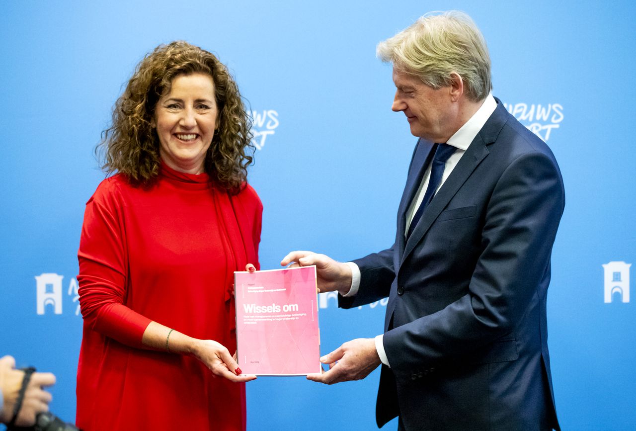 Minister Ingrid van Engelshoven (OCW, D66) ontvangt van voorzitter Martin van Rijn het rapport van de Adviescommissie Bekostiging Hoger Onderwijs en Onderzoek.