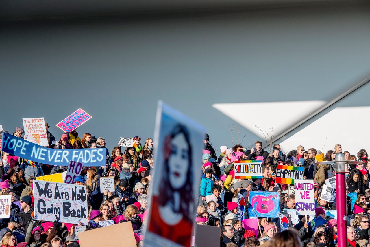 Duizenden betogers op het Museumplein tijdens de Women’s March op Internationale Vrouwendag, 8 maart 2020.