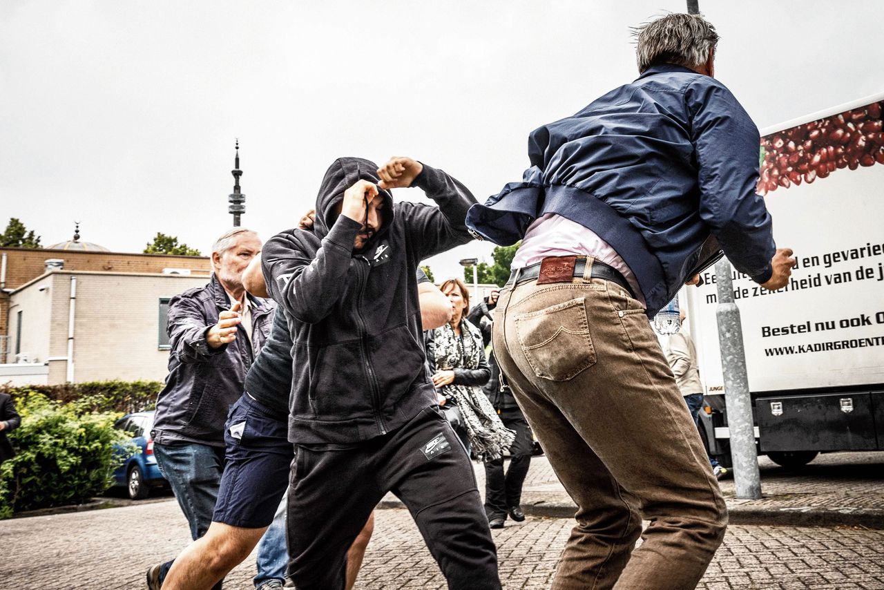 Pegida-voorman Edwin Wagensveld (rechts) van anti-islambeweging Pegida wordt aangevallen door omstanders bij de Al Fourqaan-moskee.