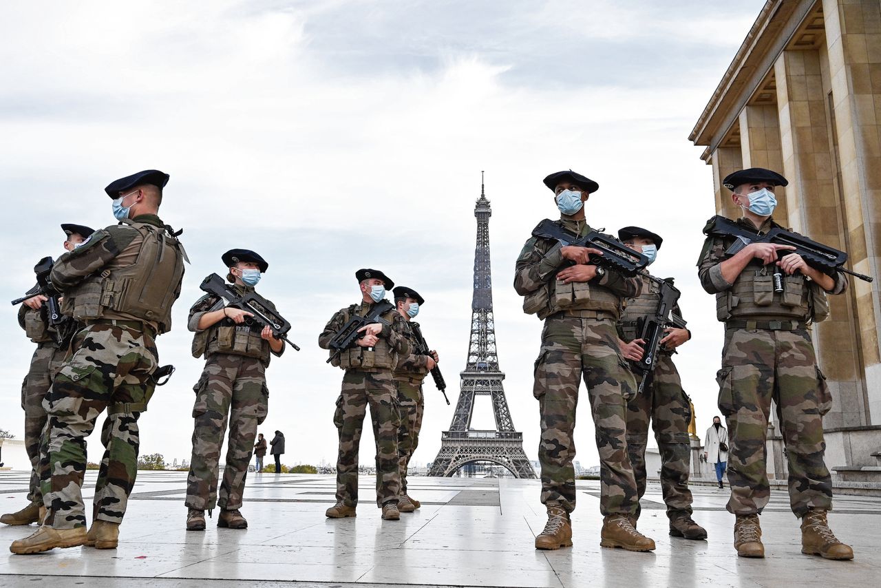 Franse soldaten patrouilleren op het Place du Trocadero in Parijs, als onderdeel van het antiterreurplan Vigipirate.