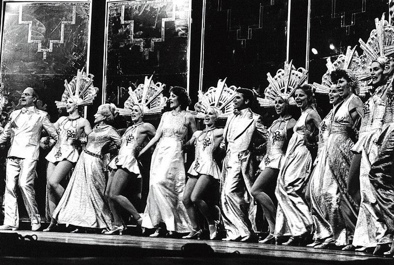 Tapdans en glittergordijn in Foxtrot (1977).