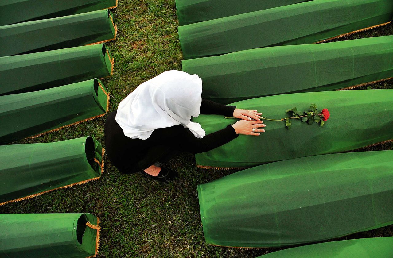 Nabestaanden van twee vermoorde moslimmannen in Srebrenica kregen vorige week 20.000 euro schadevergoeding per persoon aangeboden van de staat.