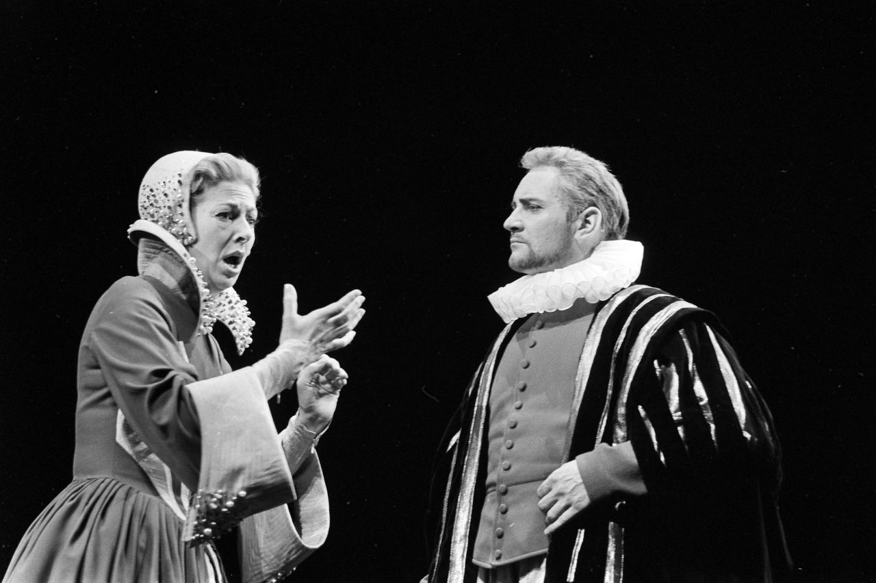 Archiefbeeld van een traditionele opvoering van De Gijsbrecht, met Ellen Vogel en Andre van den Heuvel in de hoofdrollen.