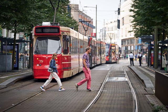 Den Haag Wil Stoppen Met Reclames Voor Vliegreizen En Auto s In Bus En 
