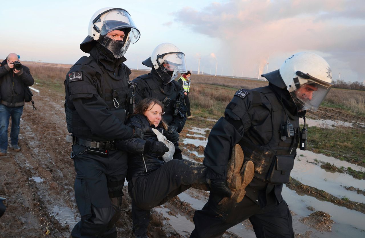 Greta Thunberg werd dinsdag door Duitse agenten weggetild van de bruinkoolmijn bij het dorp Lützerath.