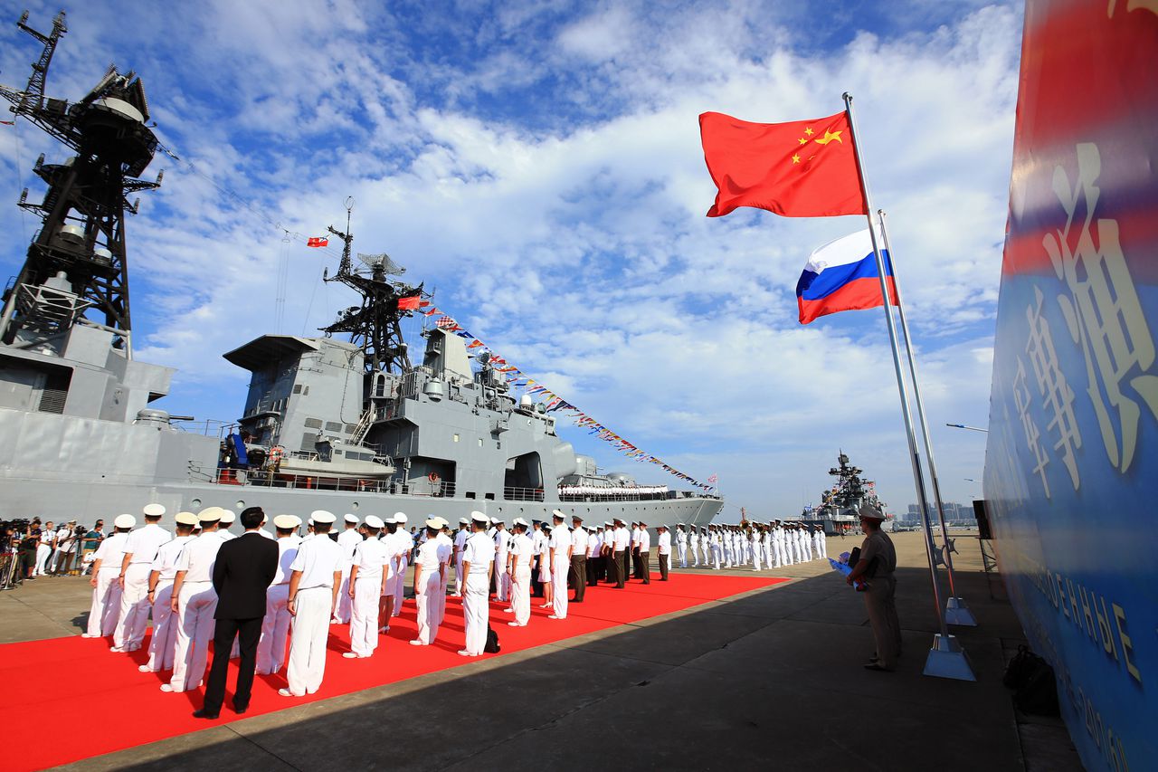 Leden van de Chinese marine houden een welkomstceremonie voor een Russisch marineschip in de haven van Zhanjiang op 12 september.
