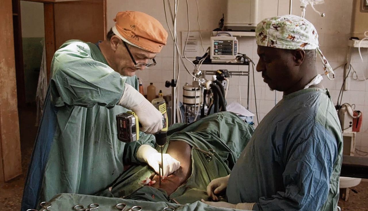 De Zweedse chirurg Erik Erichsen in zijn behandelkamer in Aira, Ethiopië. Vaak werkte hij onder primitieve omstandigheden.