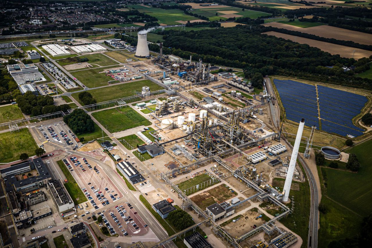 Een luchtfoto van het Limburgse bedrijventerrein Chemelot, waar petrochemieconcern Sabic zit gevestigd.