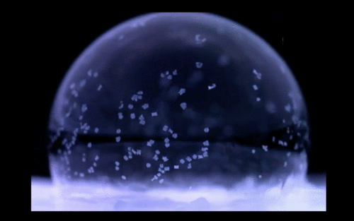 IJskristallen dansen over het oppervlak van een bevriezende zeepbel.