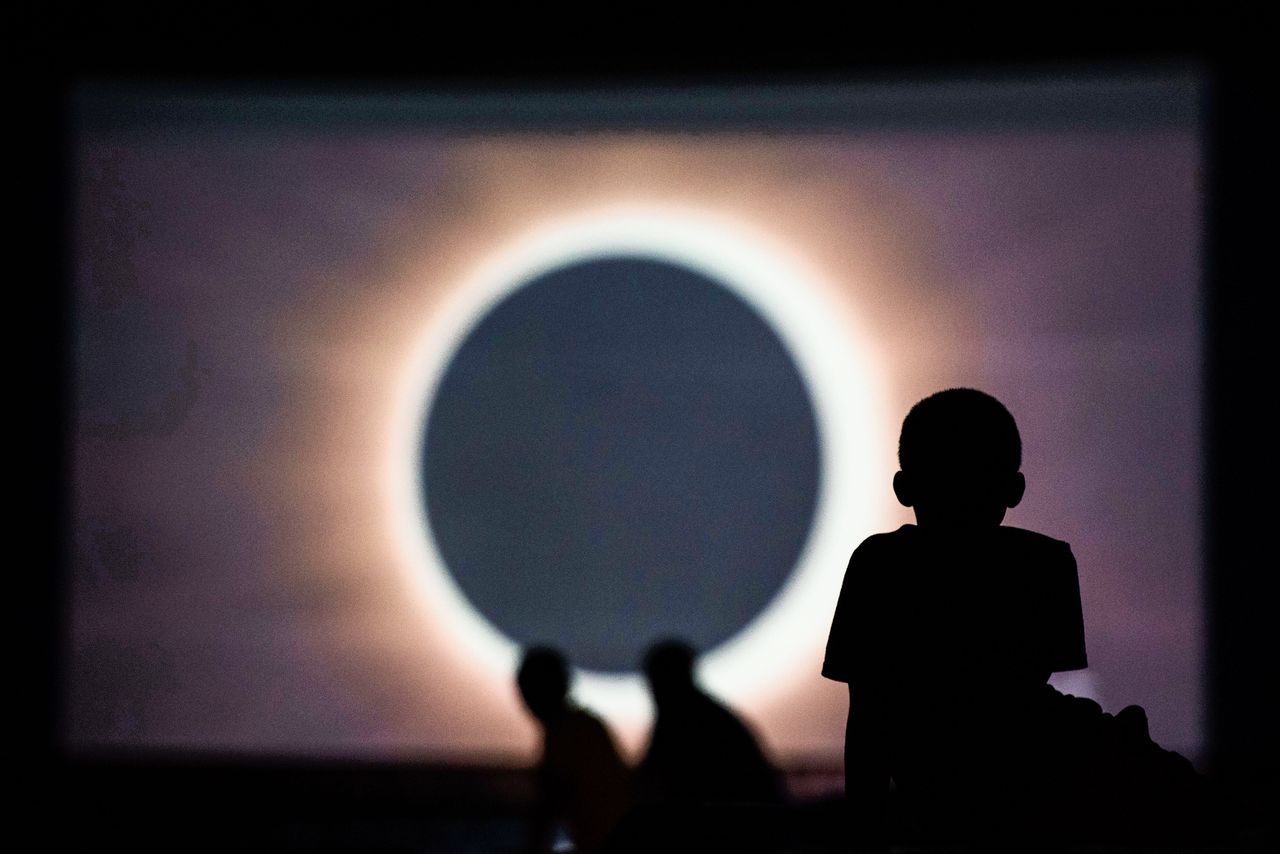 Kinderen bekijken een presentatie over de eclips in Columbia, South Carolina.