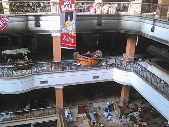 De binnenkant van het Westgate-winkelcentrum. De schade is duidelijk zichtbaar.