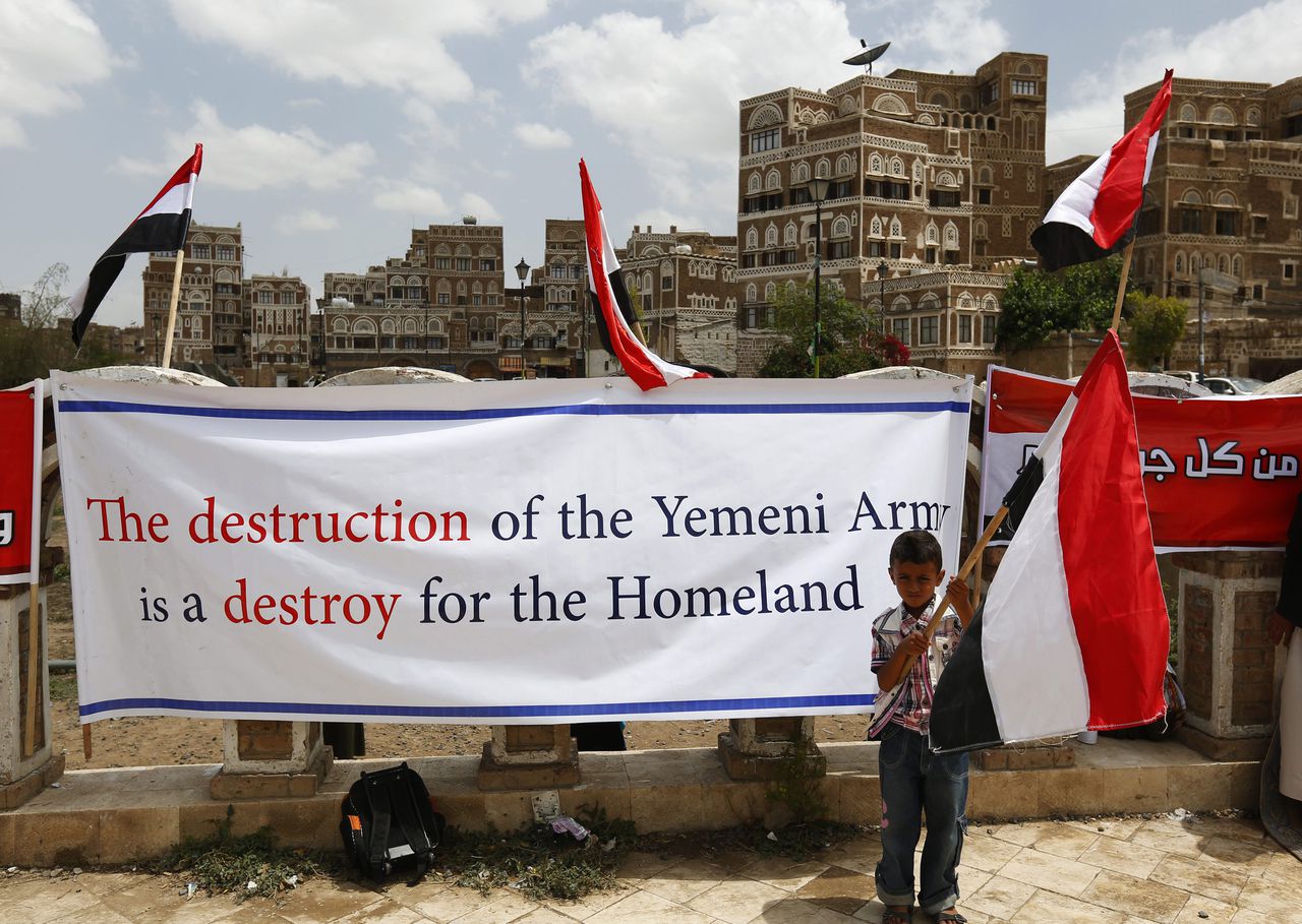 Een jongetje houdt de nationale vlag vast tijdens een demonstratie tegen de luchtaanvallen in de hoofdstad Sana'a. Sinds de bombardementen zijn scholen en universiteiten gesloten in Jemen.