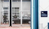  Zwaar bewapende agenten voor de Extra Beveiligde Inrichting in Vught, waar advocaat  Youssef T. vrijdag werd gearresteerd, onder meer  op verdenking van hulp bij het voorbereiden van een ontsnapping van zijn neef Ridouan Taghi.