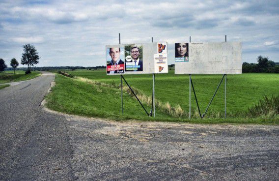 In Marle, een buurtschap dat onderdeel uitmaakt van de gemeente Hellendoorn, sieren affiches van de PvdA, de VVD, het CDA en de Partij voor de Dieren een weiland op. Foto Gerard Til / Hollandse Hoogte
