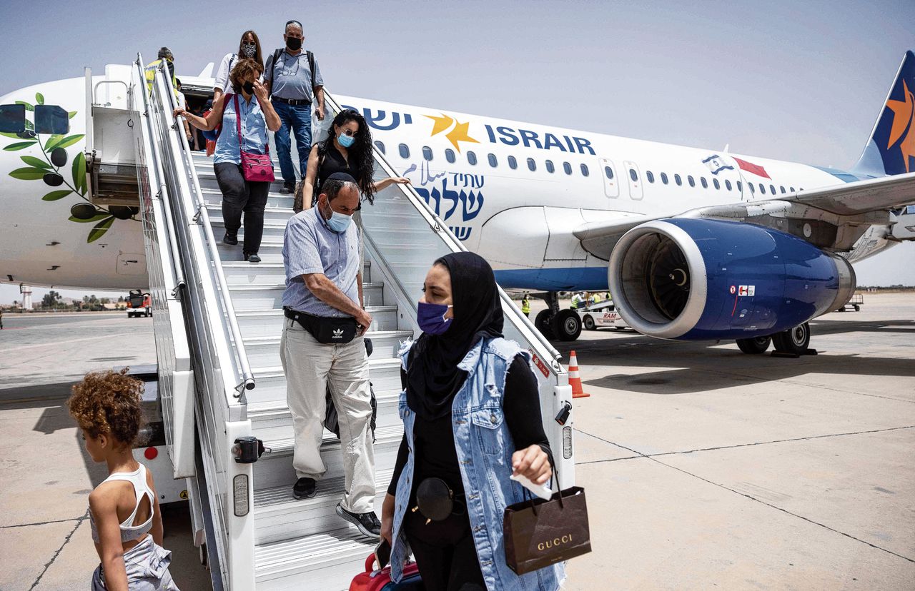 Israëlische toeristen komen aan op de luchthaven van Marrakesh. Voortaan zijn er weer directe vluchten tussen Marokko en Israël.