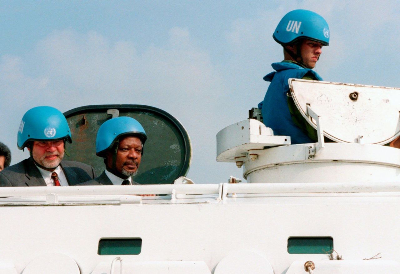 Annan samen met de toenmalige Zweedse minister van Defensie Von Sydow op een Zweedse militaire basis, waar VN-vredemissies werden voorbereid (1997).