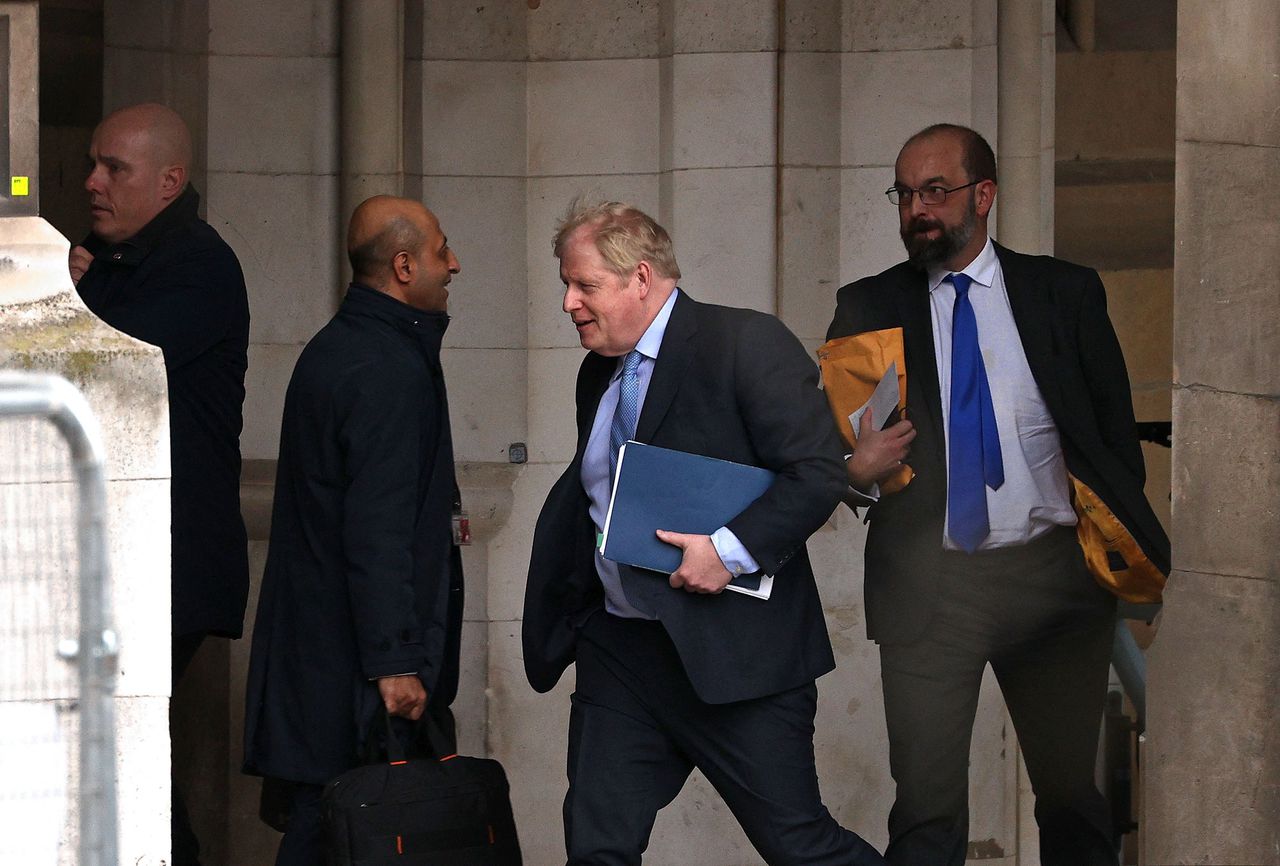 Boris Johnson ontkent te hebben gelogen over coronaborrels: ‘Anders had Sunak het ook geweten’ 