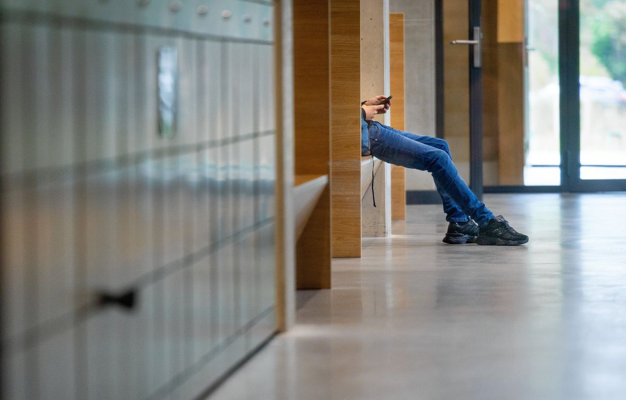 Kabinet wil kinderen online beschermen en mobieltjes van scholen weren