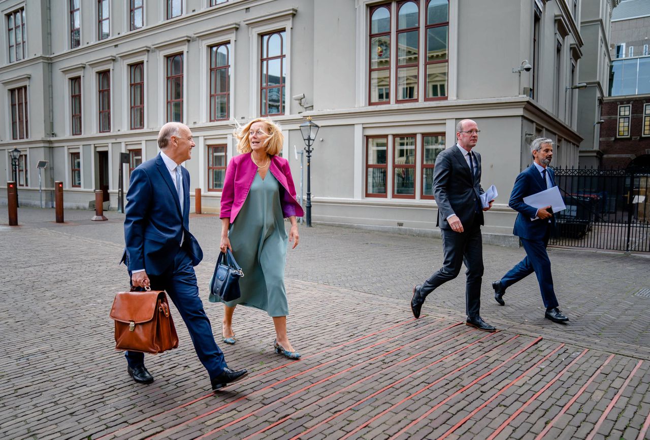 Demissionair ministers Tom de Bruijn (Buitenlandse Handel, D66) en Sigrid Kaag (Buitenlandse Zaken, D66) op het Binnenhof. De Bruijn werd op 10 augustus benoemd als minister in het al demissionaire kabinet.