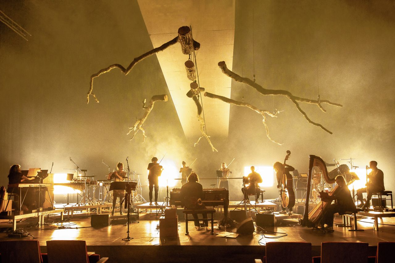 In een mooi uitgelicht decor van Boris Acket zat Kordz achter een vleugel en een synthesizer, met zijn rug naar het publiek.