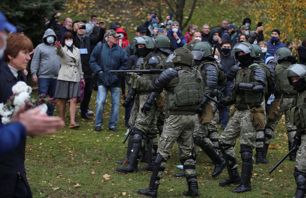 Oproerpolitie belet protesterende Wit-Russen de weg.