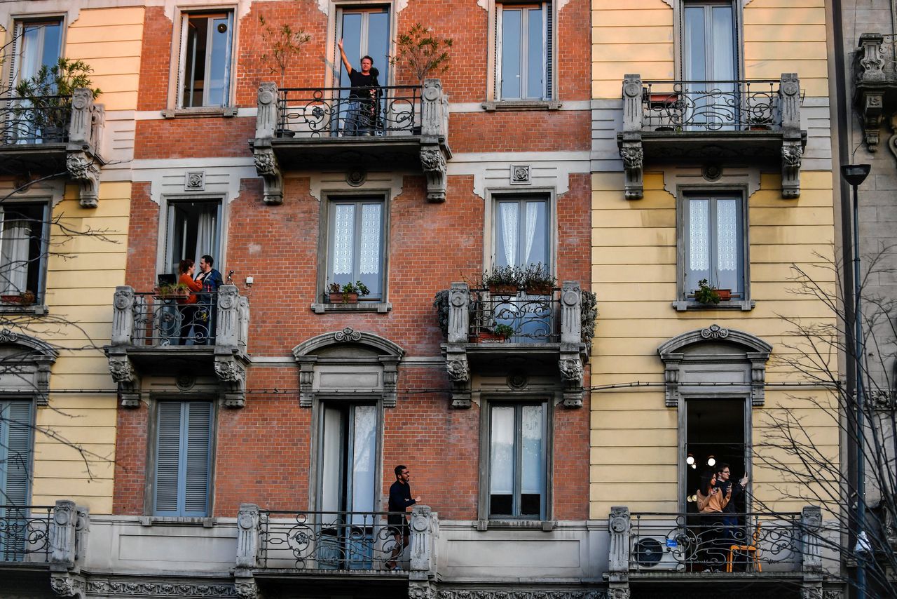 Inwoners van Milaan maken muziek om de moed erin te houden.