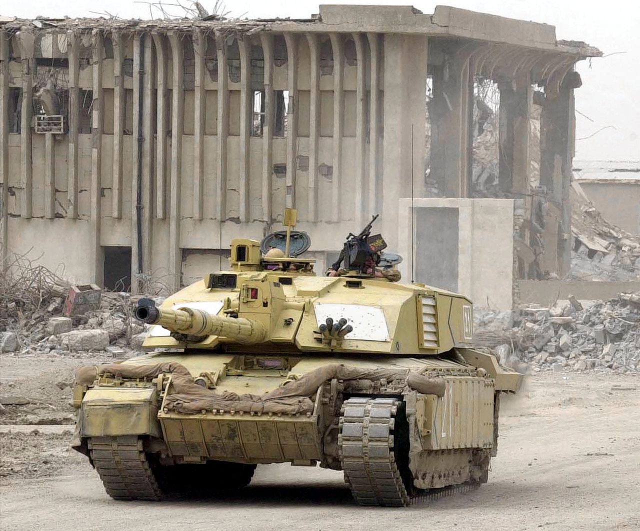 Een Britse Challenger 2-tank in Irak.