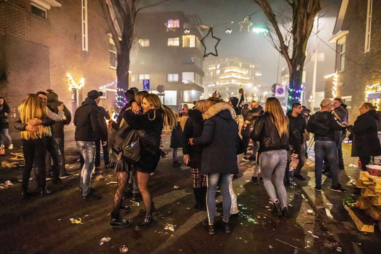 Feestvierders in de wijk Scheveningen tijdens Oudejaarsavond.