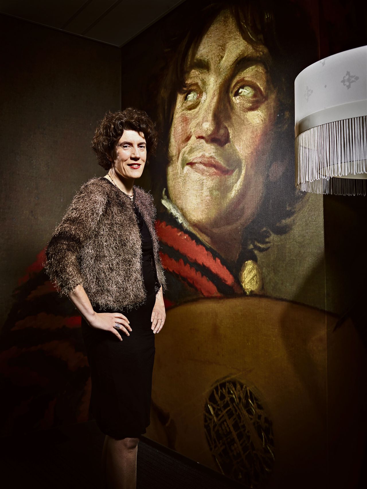 AFM-bestuurder Femke de Vries , met op de achtergrond een uitvergroting vanDe Luitspeler van Frans Hals.