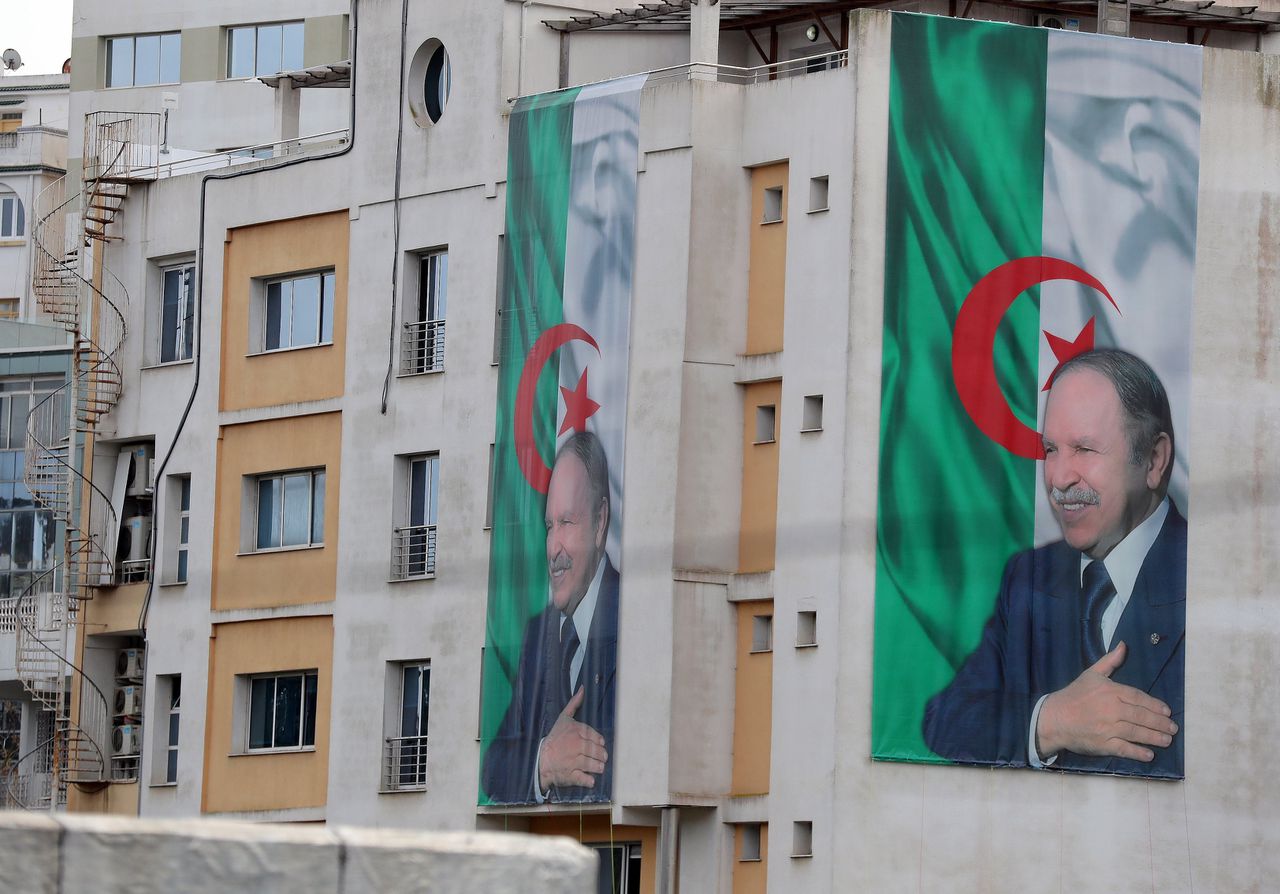 Foto's van Bouteflika op spandoeken in de hoofdstad Algiers.