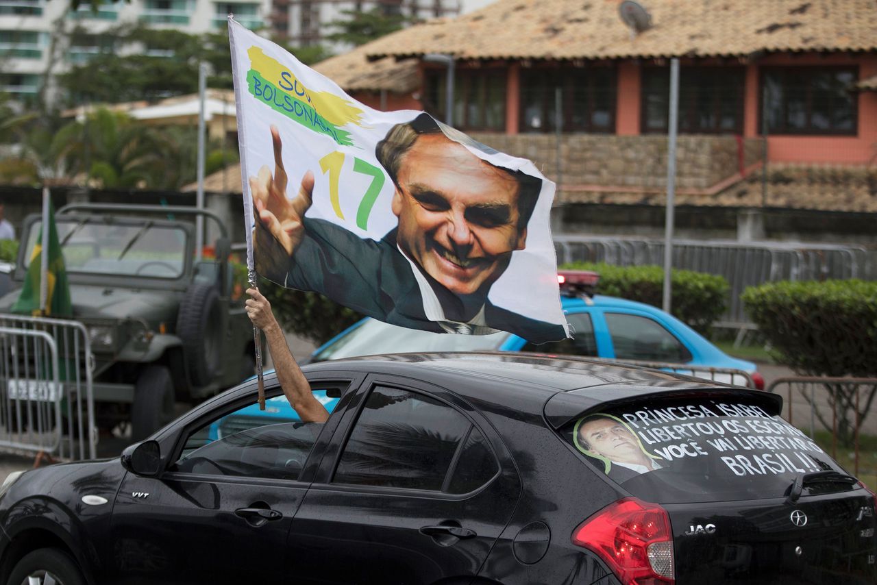 Een aanhanger van Bolsonaro viert diens verkiezingszege.