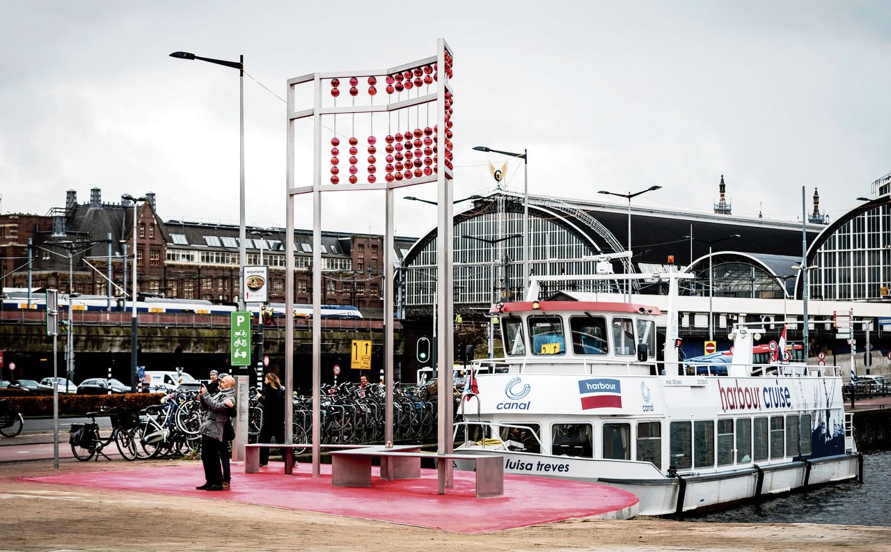 Het aidsmonument aan de De Ruijterkade, ontworpen door de Franse kunstenaar Jean-Michel Othoniel.