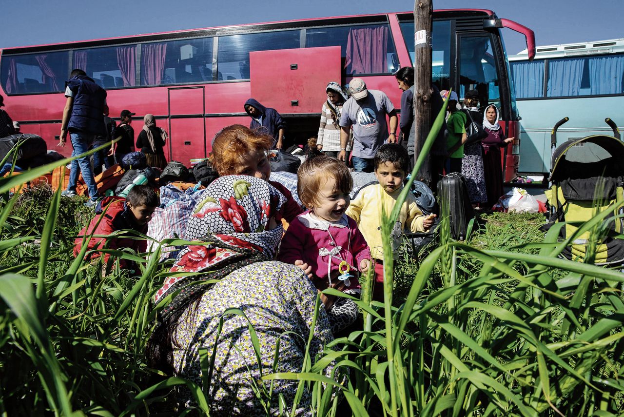 Jezidi’s die Islamitische Staat zijn ontvlucht, wachten in 2016 bij de Griekse grens op vervoer.