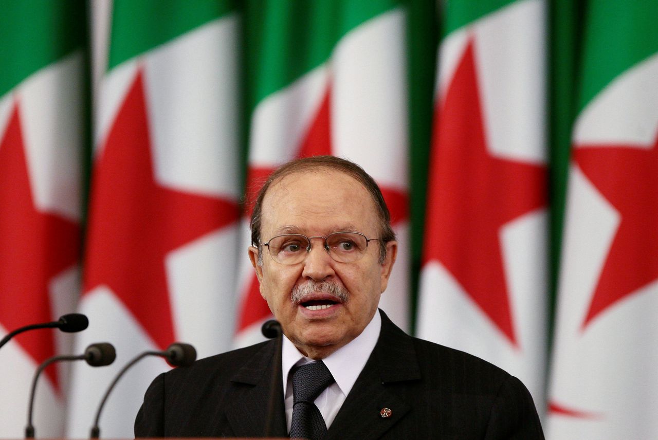 Algerijnse president Bouteflika kondigt na 20 jaar aftreden aan 