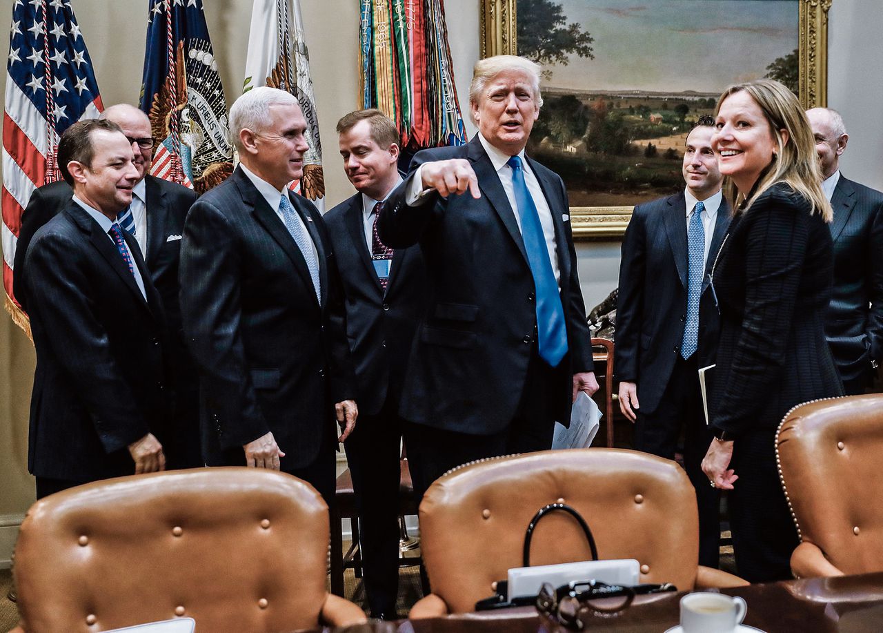 Topbestuurders van Amerika’s grootste autoproducenten, afgelopen dinsdag op bezoek in het Witte Huis bij president Trump en vice-premier Pence.